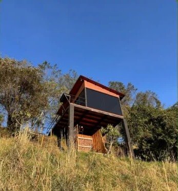 Vista real exterior de la Cabaña Júbula rodeada de naturaleza